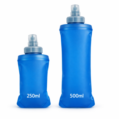 Die Soft Flask Trinkflasche 540ml in Blau aus flexiblem Material, ideal für sportliche Aktivitäten, zeigt ein schlankes Design für einfache Handhabung und Transport.