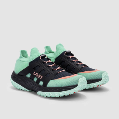 UYN Arion mint Laufschuhe aus Textil und Synthetik in Mint und Schwarz mit rosa Schnürung, seitlich sichtbar auf hellem Hintergrund.