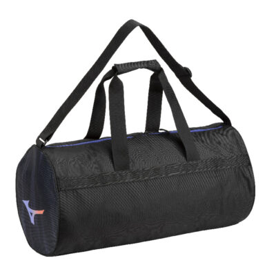 Mizuno Drumbag WASO in schwarz mit blauen Akzenten, hergestellt aus strapazierfähigem Material. Die Tasche hat zwei Tragegurte und eine runde Form, ideal für den Transport von Sportausrüstung.