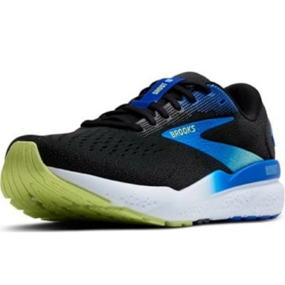 Brooks Ghost 16 M Laufschuh in Schwarz mit blauen Akzenten und neongelber Sohle, aus Mesh-Material, seitlich auf weißem Hintergrund gezeigt.