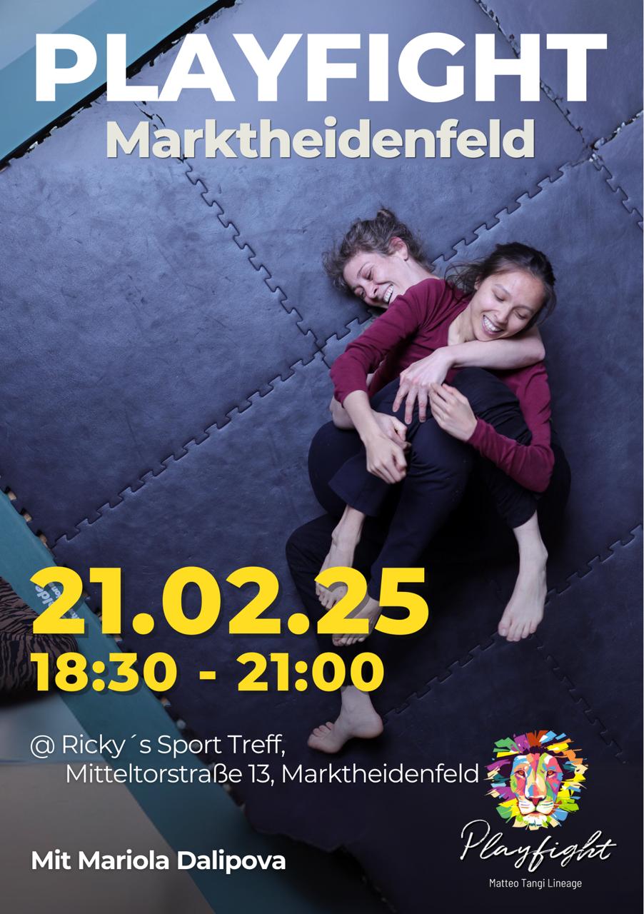 Zwei Personen liegen entspannt auf einer matten Fläche und interagieren spielerisch miteinander. Im Hintergrund steht "PLAYFIGHT Marktheidenfeld" und Eventdetails, wie Datum und Uhrzeit, sind sichtbar.