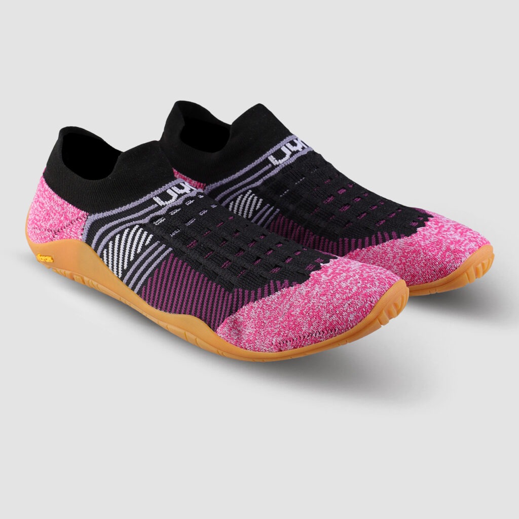 Die UYN Beemotion Barfußschuhe für Frauen in Schwarz und Pink, Größe 36 bis 41, verfügen über eine Vibram-Sohle und ein atmungsaktives Obermaterial für optimalen Tragekomfort.