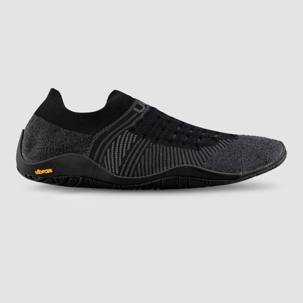 Die UYN Beemotion Barfußschuhe in Schwarz für Herren, Größe 42 bis 44, bestehen aus einem atmungsaktiven Obermaterial und einer Vibram-Sohle, die für optimalen Halt sorgt, ideal für aktive Freizeitgestaltung.