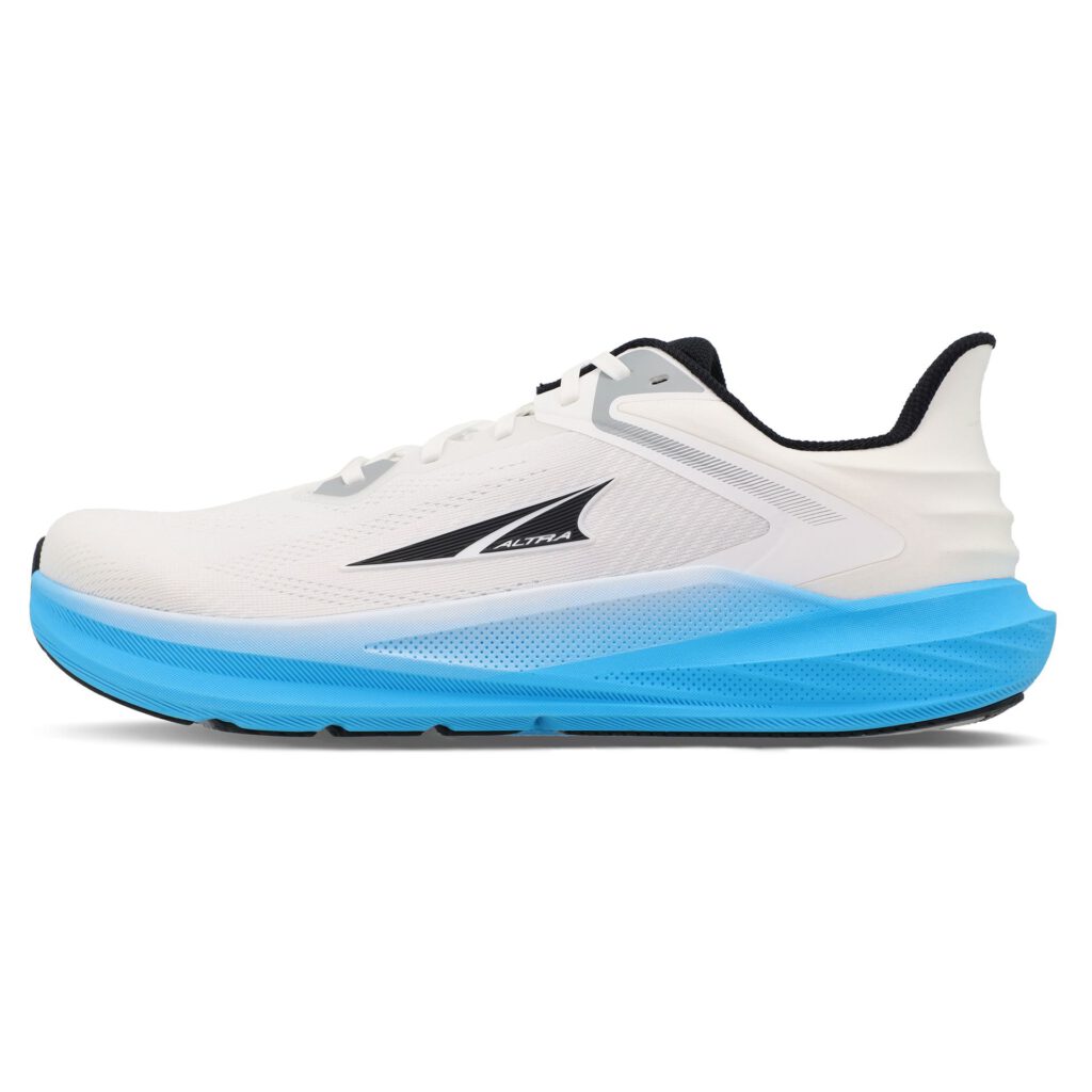 Der Altra Torin 8 Herren Schuh in Weiß mit blauer Zwischensohle, gefertigt aus atmungsaktivem Mesh-Obermaterial, bietet Unterstützung und Komfort für Läufer in den Größen 42 bis 47.