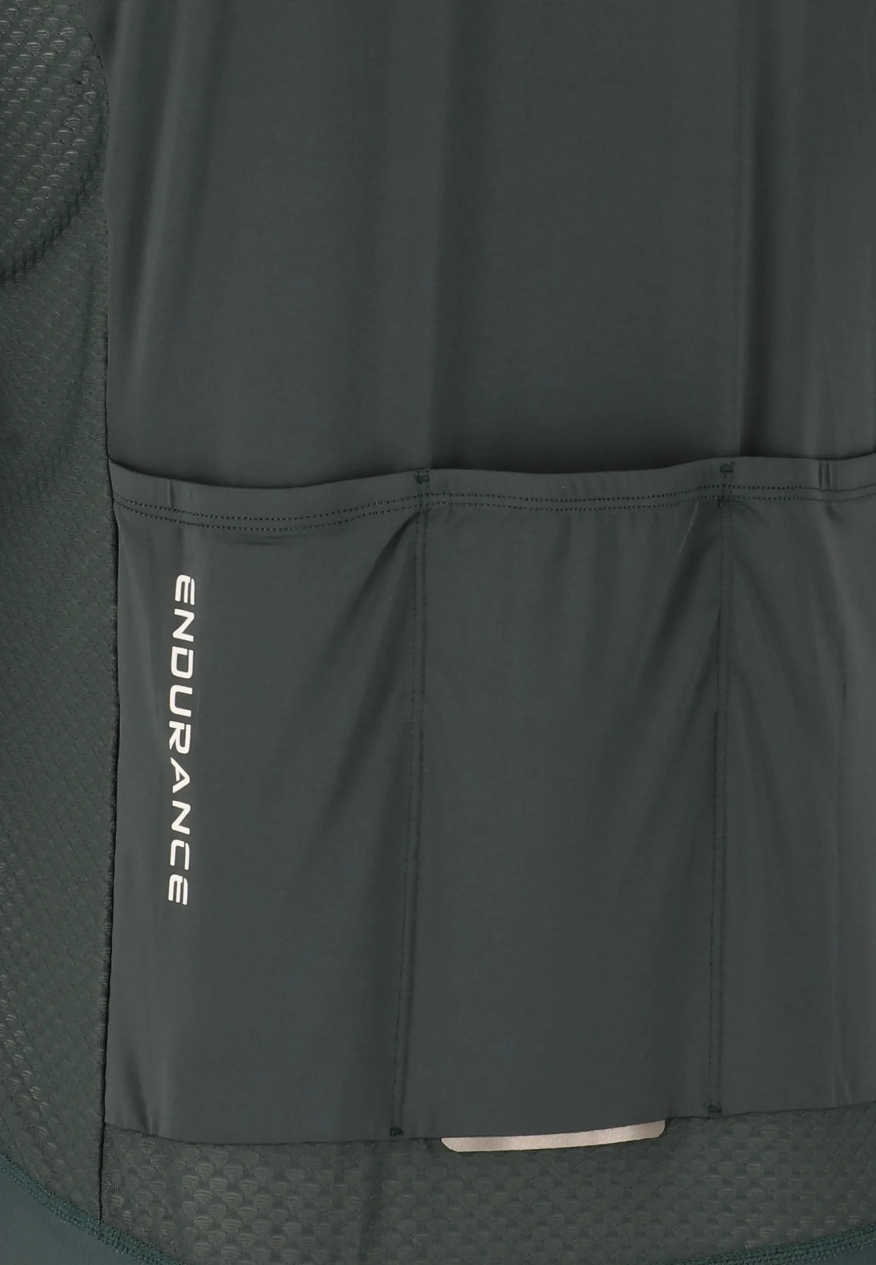 Das Endurance Mighty M Radshirt MTB in dunkelgrau, erhältlich in den Größen S bis XXL, ist aus atmungsaktivem Material gefertigt und verfügt über praktische Rückentaschen für Zubehör.