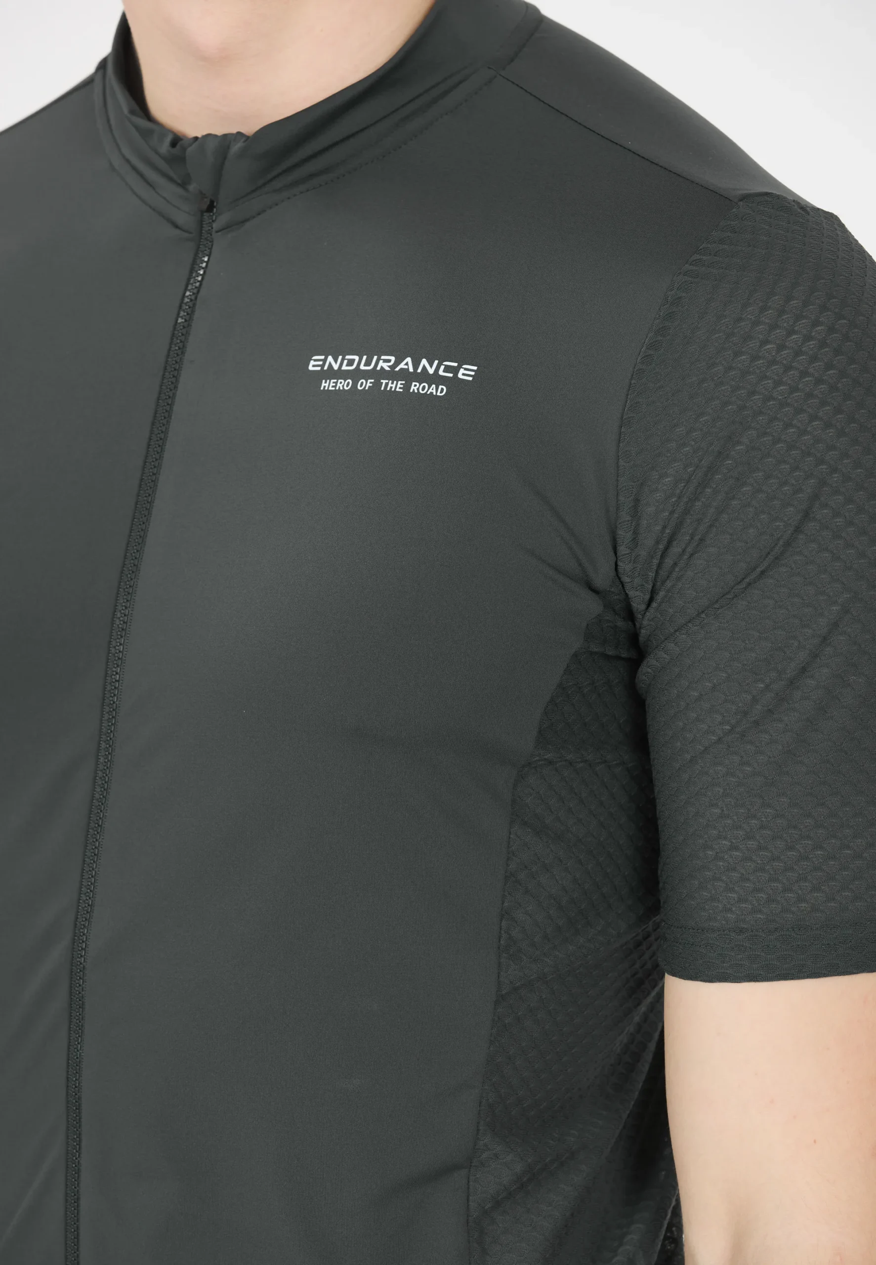 Das Endurance Mighty M Radshirt MTB in Schwarz mit kurzem Reißverschluss, hergestellt aus leichtem, atmungsaktivem Material, bietet eine sportliche Passform und ist ideal für Radsportler.