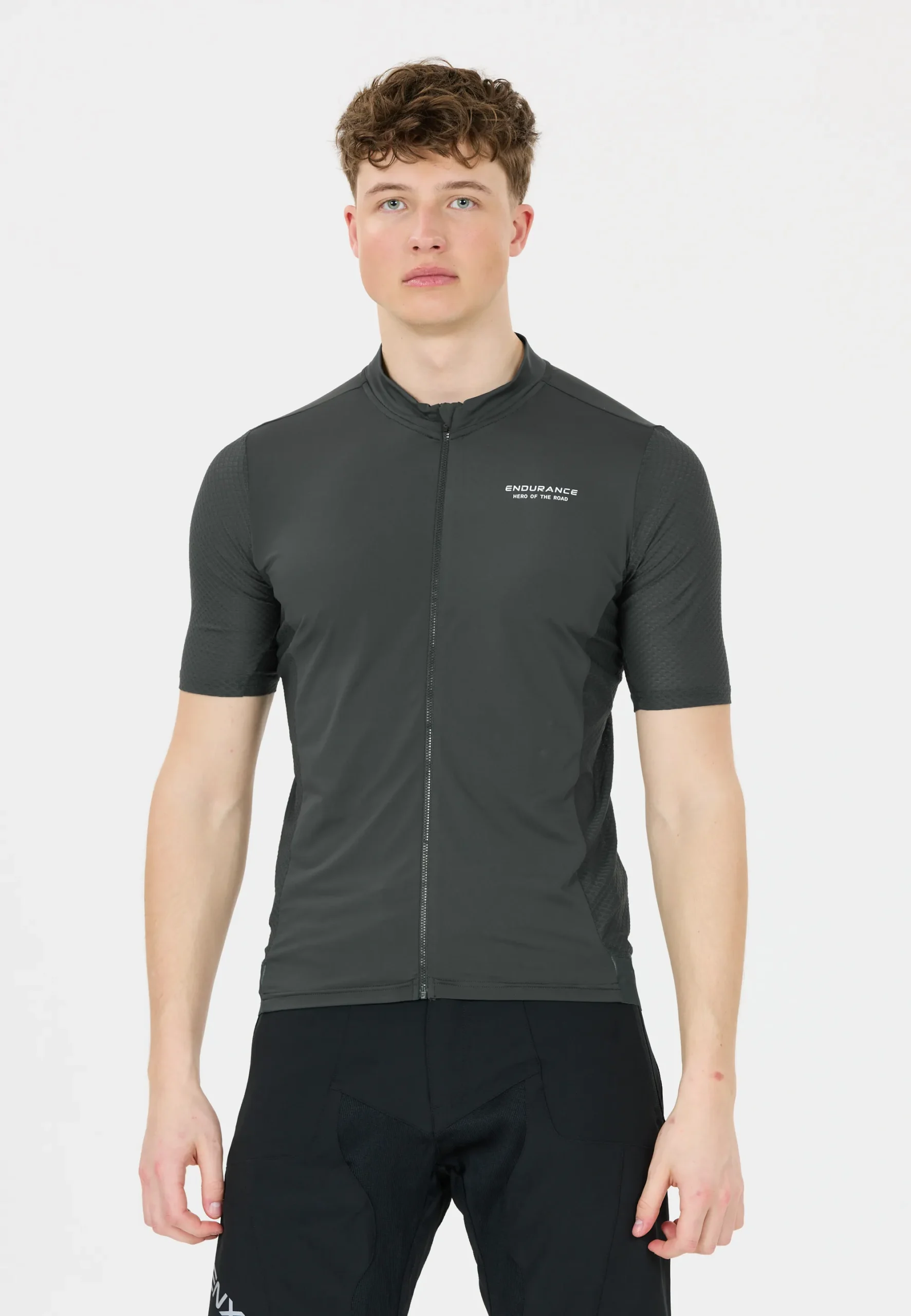 Das Endurance Mighty M Radshirt MTB in Dunkelgrau, aus leichtem und atmungsaktivem Material, präsentiert sich mit kurzem Arm und einem durchgehenden Reißverschluss, ideal für Mountainbiking.