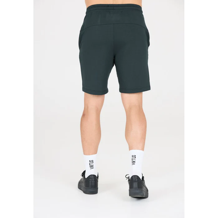 Die Patrick 2in1 Shorts für Herren in der Farbe Dusty Forest bestehen aus einem bequemen, elastischen Material und verfügen über eine körpernahe Passform mit Taschen seitlich.