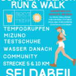 Ein Veranstaltungsplakat für den "Sommer-Beach Run & Walk" am 21. Juni 2025, das Informationen zu Sportprogrammen, Testschuhen, Wasserversorgung, einer Community-Distanz von 5 und 10 km sowie Aktivitäten für Kinder enthält.