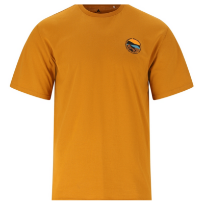 T-Shirt Outdoor Saloma Herren in senfgelb, gefertigt aus weichem Baumwollmaterial. Das Shirt zeigt ein kleines Logo auf der linken Brustseite, ideal für Outdoor-Aktivitäten und Freizeit.