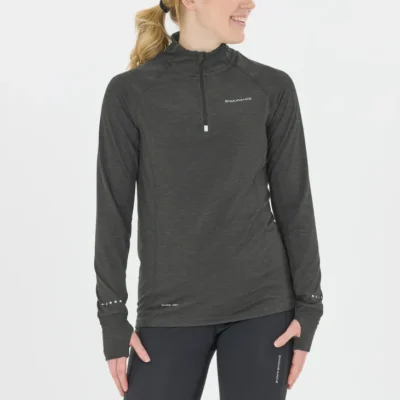 Der Endurance Midlayer Canna V2 Zip für Frauen in Anthrazit ist aus leichtem, atmungsaktivem Material gefertigt, mit einem kurzen Reißverschluss und langem Arm. Er bietet funktionale Details für sportliche Aktivitäten.