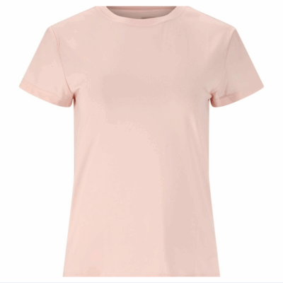 Das Ahtlecia Almi T-Shirt Chimera in zartem Rosa ist aus weichem Material gefertigt und bietet eine bequeme Passform. Es hat einen klassischen Rundhalsausschnitt und kurze Ärmel, ideal für lässige Outfits.