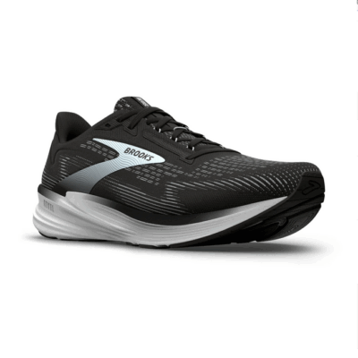 Der Brooks Revel 8 für Damen in Schwarz bietet ein obermaterial aus atmungsaktivem Mesh mit grauen und silbernen Akzenten. Die Schuhe verfügen über eine flexible Sohle, ideal für das Laufen.