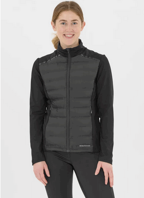 Die Endurance -Reitta Hot Fused Hybrid Jacke Damen in Schwarz besteht aus einem leichten, isolierenden Material mit einer gemäßigten Polsterung und einem durchgehenden Reißverschluss für eine bequeme Passform.