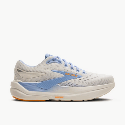 Die Brooks Ghost Max 3 Woman Laufschuhe in Weiß und Blau, aus atmungsaktivem Material mit einer stabilen Sohle, bieten Unterstützung und Komfort für Läufer.