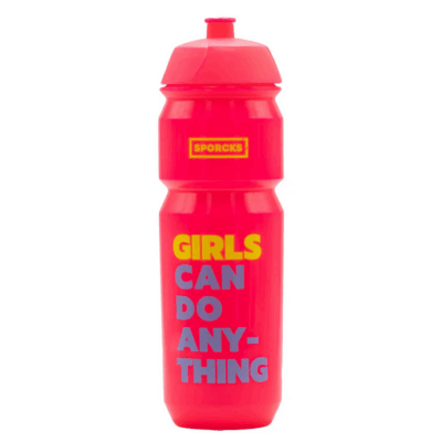 Die Trinkflasche 0,75 Liter Sporcks "Girls can do anything" in leuchtendem Rot ist aus robustem Kunststoff gefertigt und zeigt einen bunten Schriftzug auf der Vorderseite.