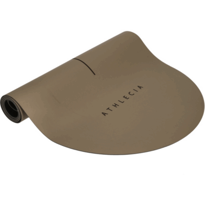 Die Yogamatte - Yoga Matte Oliveira von ATHLECIA in olivgrün, aus rutschfestem Material gefertigt, zeigt eine leicht gewellte Form und beinhaltet den Markennamen auf der Oberfläche.