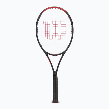 Der Tennisschläger Wilson Pro Staff in schwarz mit roten Akzenten, ausgestattet mit einem robusten Rahmen und einem großen Schlägerkopf, bietet ein präzises Spielgefühl.