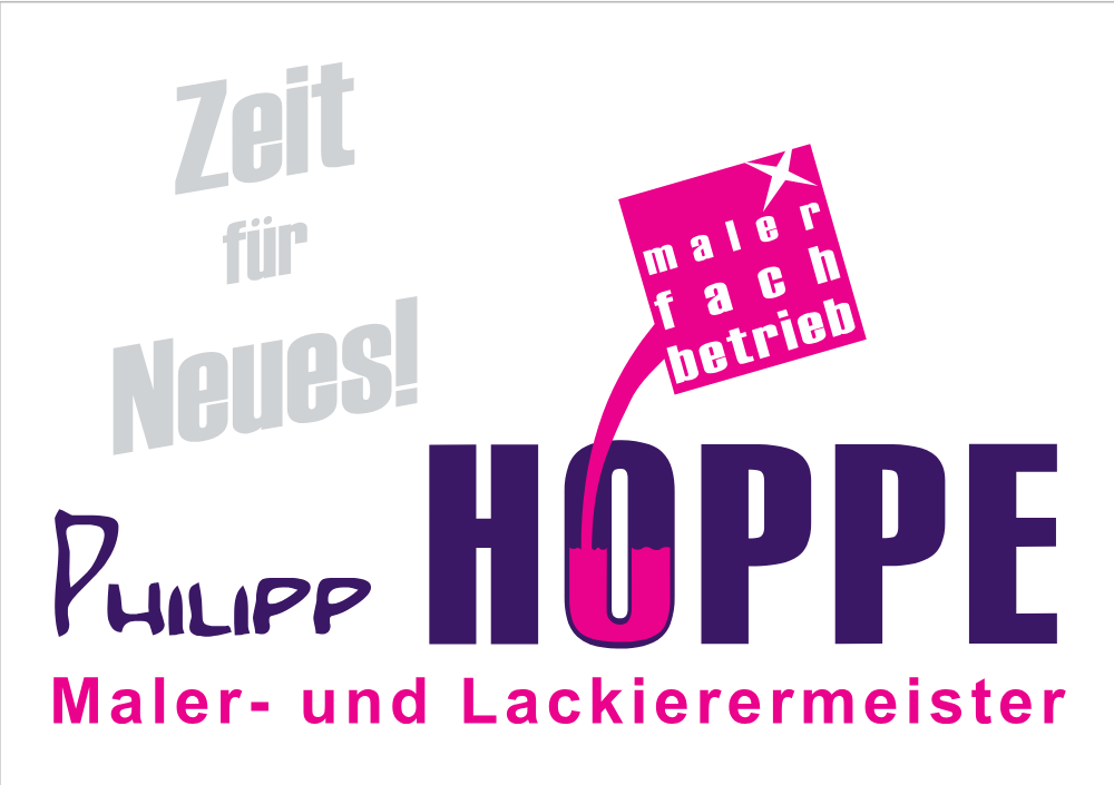 Ein Werbeschild für das Maler- und Lackiererunternehmen von Philipp Hoppe. Das Design enthält den Slogan "Zeit für Neues!" in grauer Schrift und den Namen "HOPPE" in großer, lila Schrift, begleitet von einem Pinsel-Symbol und einem rosa Hintergrund.