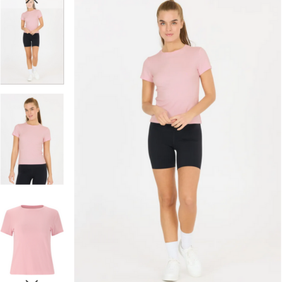 Das Athleticia Tinashe W Rib S/S Tee in der Farbe Roseate ist ein rosa Kurzarm-T-Shirt aus ribbelndem Material, das bequem sitzt und sich ideal für sportliche Aktivitäten eignet.