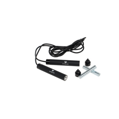 Das Stahlspringseil mit Gewicht in schwarz von WYTARE ist mit austauschbaren Gewichten ausgestattet und verfügt über zwei handliche Griffe mit einem langen Kabel, das gleichmäßige Bewegungen ermöglicht.