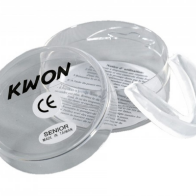 Der Kwon Zahnschutz transparent für Erwachsene in durchsichtigem Design, kommt in einer runden Aufbewahrungsbox. Hergestellt in Italien, bietet dieser Zahnschutz eine sichere Passform für Sportarten.