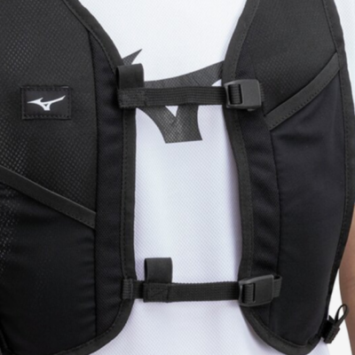 Die Lauf Weste Mizuno Mash Backpack NR in Schwarz, hergestellt aus leichtem, atmungsaktivem Material, zeigt ein praktisches Tragesystem mit verstellbaren Riemen und einer sicheren Schnalle für optimalen Sitz.