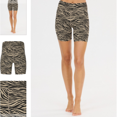 Die Athlecia Short Tight - Larissa 3845 in zebra-muster beige ist aus elastischem Material gefertigt, ideal für Trainings. Das Modell hat einen komfortablen Bund und eine figurbetonte Passform.