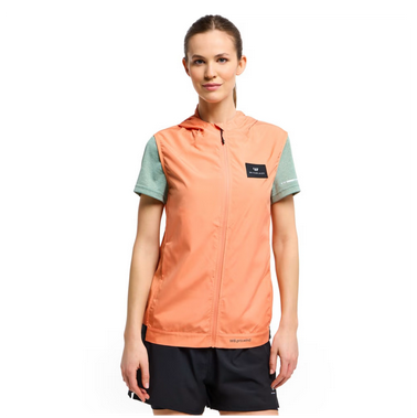 Die WB Laufweste Damen mit Kapuze - Dakini in leuchtendem Orange, gefertigt aus leichtem, atmungsaktivem Material. Die Weste verfügt über einen Reißverschluss und eine Kapuze, ideal für sportliche Aktivitäten.