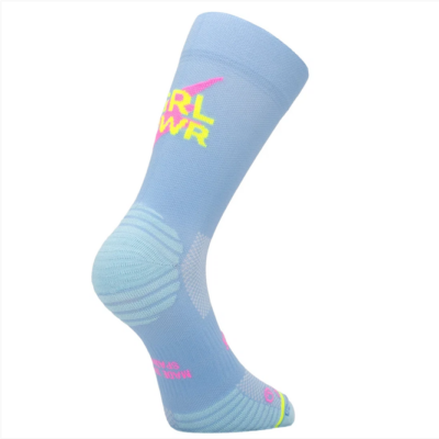 Sporcks Laufsocken Happy Mode in Blau mit pinken und gelben Akzenten, ein hohes Sockenmodell mit grafischem Muster vor weißem Hintergrund.