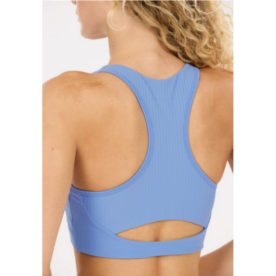 Der Athlecia Aliya Sport Bra in blau, aus elastischem Material, zeigt ein sportliches Design mit Racerback-Details und einem offenen Rückenschnitt für Belüftung und Bewegungsfreiheit.