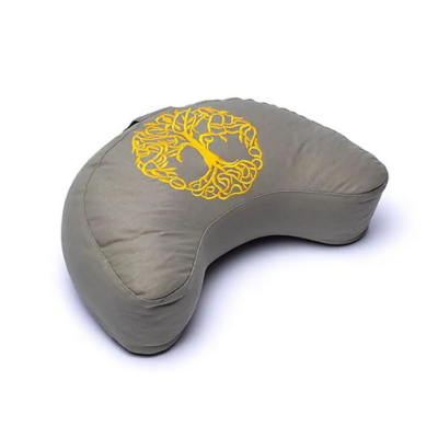 Das Meditationskissen Blume des Lebens in Grau mit gelber Stickerei, gefertigt aus weichem Material, hat eine spezielle Form für bequeme Sitzposition während der Meditation.