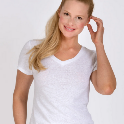 Das Yoga Shirt Celine in weiß von Hanf/Baumwolle zeigt einen V-Ausschnitt und kurze Ärmel. Es ist in den Größen S bis L erhältlich und hat eine leichte, atmungsaktive Textur.