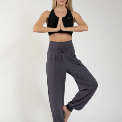 Die Yogahose Florence aus Naturmaterial in grau, erhältlich von XS bis XL, zeigt ein entspanntes Design mit elastischem Bund und seitlichen Taschen, ideal für Yoga und Freizeit.
