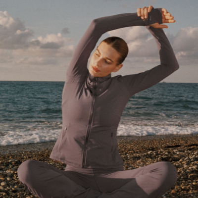 Die Röhnisch Legay Full Zip in lavendel ist eine schicke Sportjacke mit Reißverschluss und langen Ärmeln, aus funktionellem Material gefertigt, ideal für Freizeit- und Sportaktivitäten.