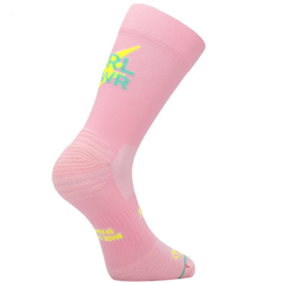 Die Laufsocken Sporcks - Go Mom in Pink sind aus hochwertigem Material gefertigt. Sie haben ein angenehmes Tragegefühl und zeigen ein fröhliches Design mit bunten Schriftzügen, ideal für aktive Mädchen.