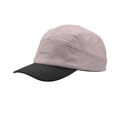 Die Craft Trail Cap in hellbeige und schwarz, gefertigt aus atmungsaktivem Material, bietet eine schützende Krempe und ist ideal für sportliche Aktivitäten im Freien.
