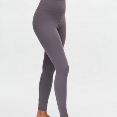 Die Legacy High Waist Tight von Röhnisch in grauer Farbe, gefertigt aus elastischem Material, zeigt einen hohenBund und eine schlichte, enganliegende Passform.