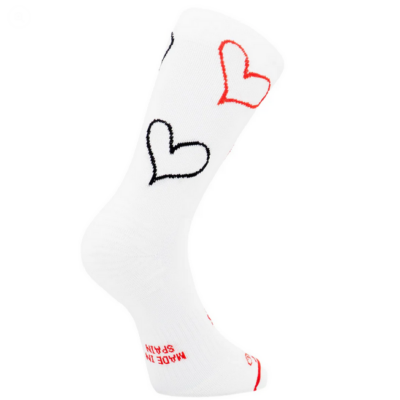 Die Laufsocken Sporcks - Love Run in weiß, mit roten und schwarzen Herzmotiven, bestehen aus atmungsaktivem Material für hohen Tragekomfort während des Laufens.