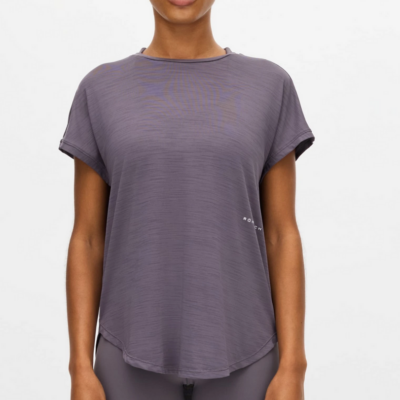 Das Motion Tee in Lavendel von Röhnisch ist ein lässiges T-Shirt mit kurzen Ärmeln und einem geschwungenen Saum, aus einem leichten, atmungsaktiven Material für sportliche Aktivitäten.
