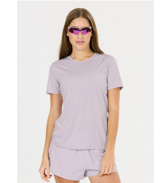 Das Endurance Nan T-Shirt W in weiß, von der Marke Endurance, ist ein funktionales Sportshirt aus leichtem, atmungsaktivem Material, ideal für sportliche Aktivitäten.