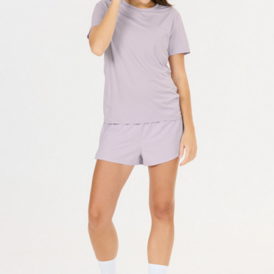 Das Endurance Nan T-Shirt W in Orchidee ist ein lässiges Sport-T-Shirt für Damen, gefertigt aus leichtem Material. Die bezaubernde lila Farbe sorgt für eine frische Ausstrahlung während des Trainings.