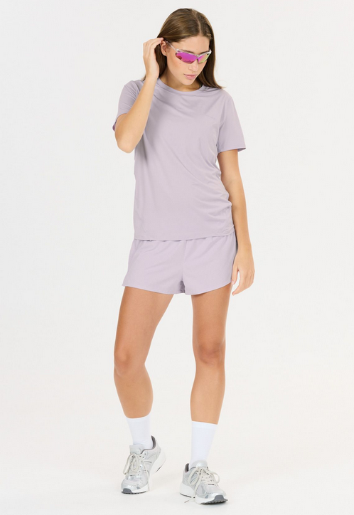 Das Endurance Nan T-Shirt W in Orchidee ist ein lässiges Sport-T-Shirt für Damen, gefertigt aus leichtem Material. Die bezaubernde lila Farbe sorgt für eine frische Ausstrahlung während des Trainings.