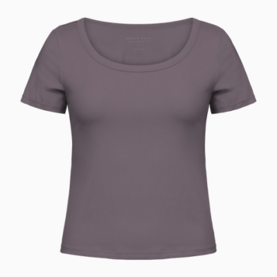 Das Rib Drymotion Tee von Röhnisch ist ein kurzes, tailliertes T-Shirt in einem sanften Lilaton, gefertigt aus funktionalem Material für angenehmen Tragekomfort.