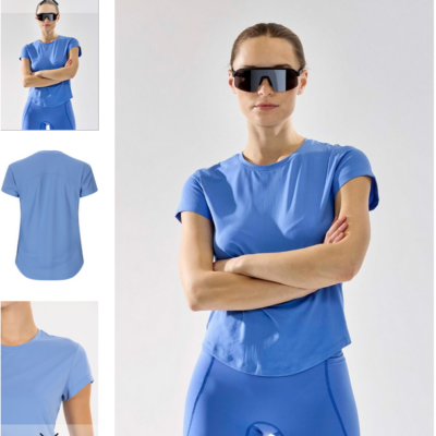 Das Doja W S/S Tee in blau von Doja, aus leichtem Material, verfügt über einen klassischen Schnitt und kurze Ärmel. Ideal für sportliche Aktivitäten, in einem klaren und modernen Design.