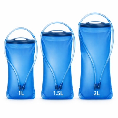 Die Trinkblasen in verschiedenen Größen (1L, 1.5L, 2L) sind aus robustem, transparentem Material in Blau, ausgestattet mit Schlauchsystemen für einfaches Trinken.