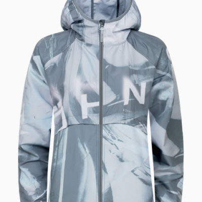 Die Wind Shield Laufweste von Röhnisch in grau ist aus leichtem Material gefertigt. Sie bietet einen durchgehenden Reißverschluss und eine Kapuze, ideal für sportliche Aktivitäten im Freien.