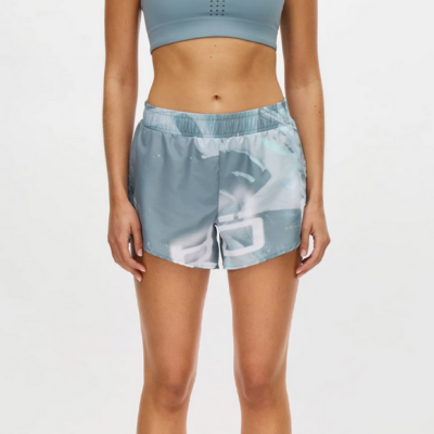 Die Röhnisch Wind Shield Short in einem hellblauen Farbton, aus leichtem, atmungsaktivem Material, präsentiert einen elastischen Bund und eine sportliche Passform, ideal für aktive Freizeitgestaltung.