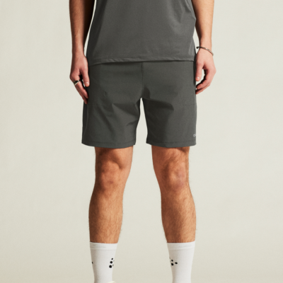 Craft Core Essence Short für Männer in grauer Farbe, aus leichtem, atmungsaktivem Material gefertigt. Die Shorts bieten eine bequeme Passform und sind ideal für sportliche Aktivitäten.