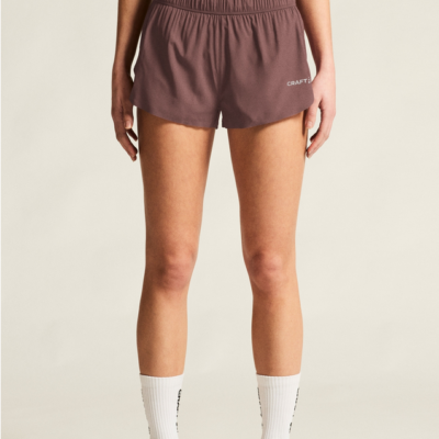 Craft Essence 2'' Shorts in Flint Gray mit elastischem Bund und einfacher Silhouette, gefertigt aus einem leichten, atmungsaktiven Material. Die Shorts zeigen das Craft-Logo in weiß auf der linken Seite.